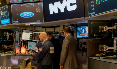 Los bonos argentinos cotizan con subas en Wall Street y las acciones caen hasta 3%