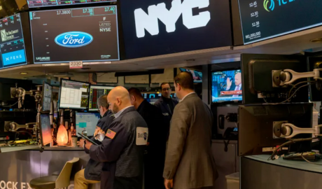 Wall Street: los bonos en dólares siguen en alza y las acciones se disparan hasta 4,5% este martes